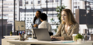 SharePoint ou Google Drive: qual plataforma colabora melhor com equipes híbridas?