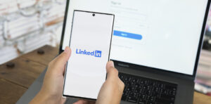 Microsoft Viva ou LinkedIn Learning: qual é a melhor solução para engajar e desenvolver equipes? 