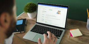 Quais desafios as empresas enfrentam no recrutamento estratégico? 